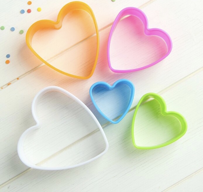картинка Набор форм из пластика для печенья сердце 5 шт 114627 от магазина Одежда-