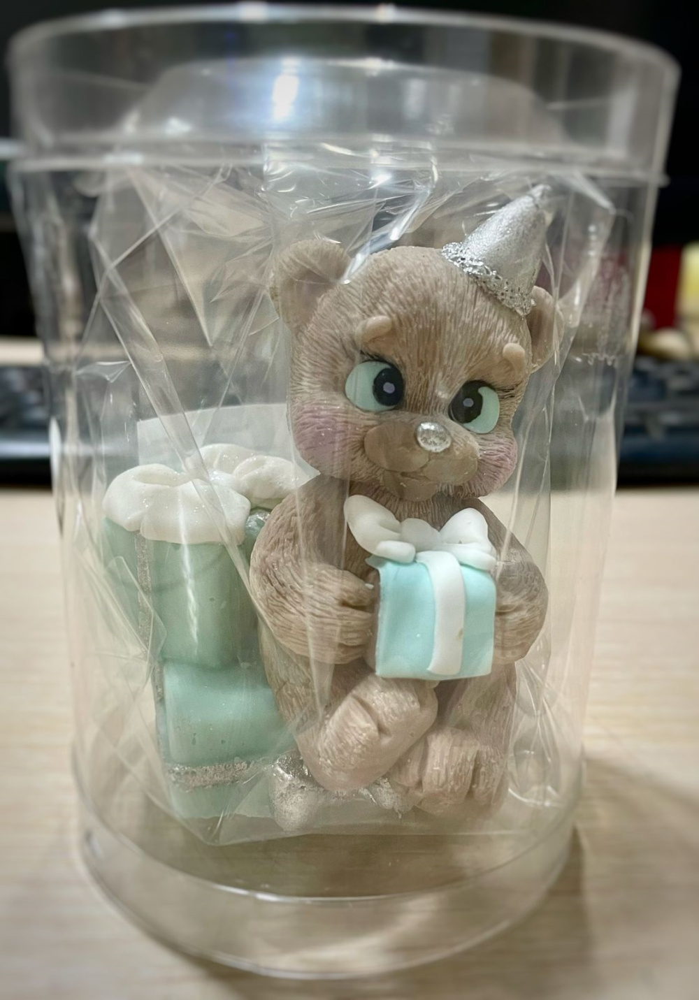 картинка Фигурка из шоколадной глазури "Мишка с подарком " от магазина Одежда-