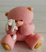 Фигурка из шоколадной глазури "Мишка с игрушкой розовый" высота 6,5 см