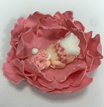 Фигурка девочки на пионе из мастики