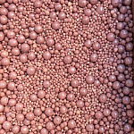 Декор воздушный рис в розовом шоколаде смородина 50 гр (2-11 мм)