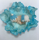 Фигурка мальчика на пионе из мастики