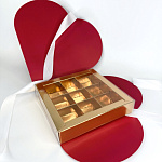 Коробка-книжка на 9 конфет СЕРДЦЕ КРАСНАЯ матовая/золото 155*155*30 052421