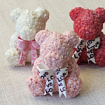 Фигурка из шоколадной глазури "Мишка из роз" высота 8 см