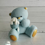 Фигурка из шоколадной глазури "Мишка с игрушкой голубой" высота 6,5 см